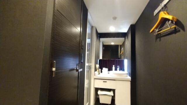 FABULOUS(ファビュラス)(立川市/ラブホテル)の写真『406号室 左前がトイレ、奥に洗面台、その左が浴室』by どらねこどらどら