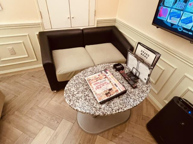 HOTEL EXE（エグゼ）(台東区/ラブホテル)の写真『412号室のソファーとテーブル』by miffy.GTI