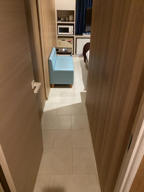 HOTEL COMFY（コンフィ）(川口市/ラブホテル)の写真『301号室(玄関から室内への廊下)』by こねほ