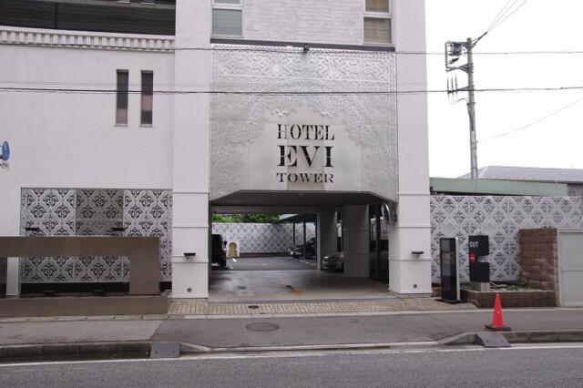 HOTEL EVI TOWER(戸田市/ラブホテル)の写真『昼の駐車場入口』by マーケンワン