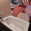 HOTEL KARUTA 赤坂(港区/ラブホテル)の写真『403号室 浴槽　統一感のある壁紙』by angler