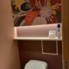 HOTEL KARUTA 赤坂(港区/ラブホテル)の写真『403号室 トイレ 統一感のある壁紙』by angler
