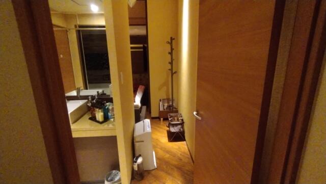 HOTEL GRASSINO URBAN RESORT(立川市/ラブホテル)の写真『410号室　玄関から寝室への廊下、左に浴室等』by どらねこどらどら