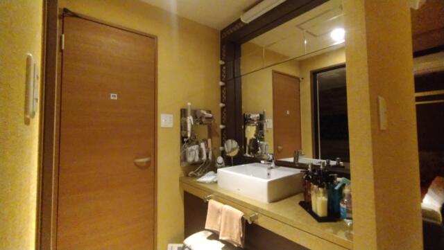 HOTEL GRASSINO URBAN RESORT(立川市/ラブホテル)の写真『410号室　洗面台、女優ライトが設置』by どらねこどらどら