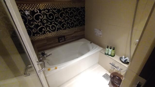 HOTEL GRASSINO URBAN RESORT(立川市/ラブホテル)の写真『410号室　浴室』by どらねこどらどら