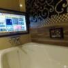 HOTEL GRASSINO URBAN RESORT(立川市/ラブホテル)の写真『410号室　浴室テレビ』by どらねこどらどら