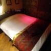 HOTEL GRASSINO URBAN RESORT(立川市/ラブホテル)の写真『410号室　通路側からベッドを見る』by どらねこどらどら