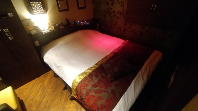 HOTEL GRASSINO URBAN RESORT(立川市/ラブホテル)の写真『410号室　通路側からベッドを見る』by どらねこどらどら