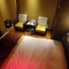 HOTEL GRASSINO URBAN RESORT(立川市/ラブホテル)の写真『410号室　ベッド側からソファーを見る』by どらねこどらどら