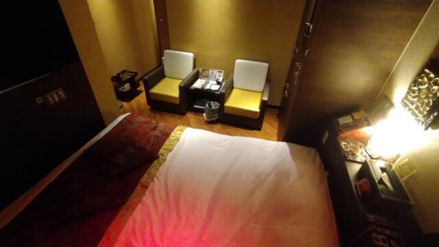 HOTEL GRASSINO URBAN RESORT(立川市/ラブホテル)の写真『410号室　ベッド側からソファーを見る』by どらねこどらどら