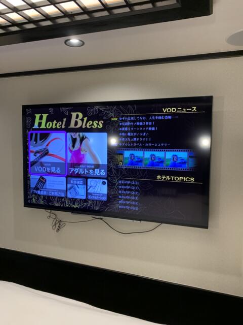 HOTEL Bless（ブレス)(新宿区/ラブホテル)の写真『305号室　ベッド側の壁掛けテレビ』by hello_sts