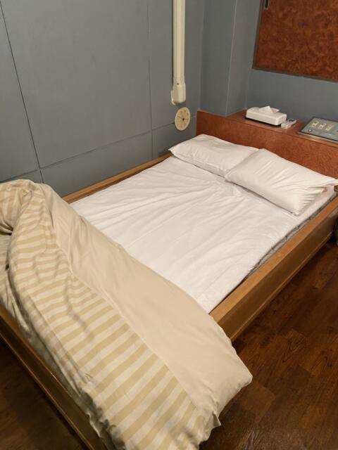 サザンクロス(新宿区/ラブホテル)の写真『302号室(ベッド足元から)』by こねほ