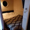 サンマリン(新宿区/ラブホテル)の写真『803号室のベッド　船室をイメージしているようだが、物を置けないのには参った。』by angler