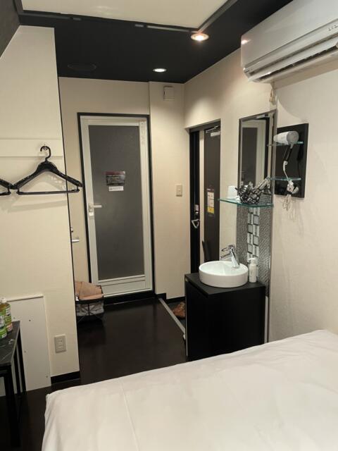 HOTEL ONYX（オニキス）(渋谷区/ラブホテル)の写真『301号室　ベッドから入口　奥はバスルーム』by Infield fly