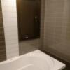 HOTEL ZERO(横浜市港北区/ラブホテル)の写真『1001号室（浴室入口横から奥方向）』by 格付屋
