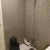 HOTEL ZERO(横浜市港北区/ラブホテル)の写真『1001号室（浴室奥からシャワー部分。ヘッドは壁向き）』by 格付屋