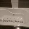 HOTEL ZERO(横浜市港北区/ラブホテル)の写真『1001号室（浴槽幅110㎝（ペットボトル5.5本分）両側台形型ジャグジーバス）』by 格付屋