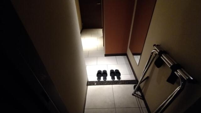 HOTEL GRASSINO URBAN RESORT(立川市/ラブホテル)の写真『211号室　玄関、右にあるのがルームサービス用の簡易台』by どらねこどらどら