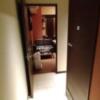 HOTEL GRASSINO URBAN RESORT(立川市/ラブホテル)の写真『211号室　玄関からの眺め、正面に寝室、右扉がトイレ、右奥に化粧台と浴室』by どらねこどらどら