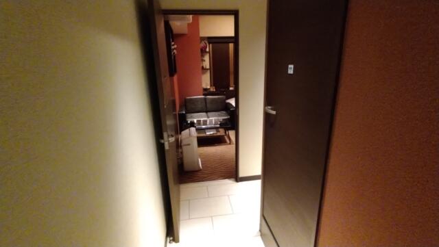 HOTEL GRASSINO URBAN RESORT(立川市/ラブホテル)の写真『211号室　玄関からの眺め、正面に寝室、右扉がトイレ、右奥に化粧台と浴室』by どらねこどらどら