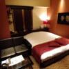 HOTEL GRASSINO URBAN RESORT(立川市/ラブホテル)の写真『211号室　ベッドルーム、扉からの眺め』by どらねこどらどら