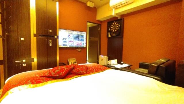 HOTEL GRASSINO URBAN RESORT(立川市/ラブホテル)の写真『211号室 　ベッドルーム、枕元からの眺め、ダーツもあります』by どらねこどらどら