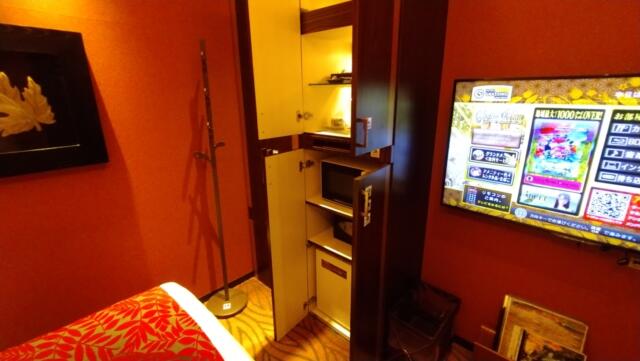 HOTEL GRASSINO URBAN RESORT(立川市/ラブホテル)の写真『211号室　食器や電子レンジ、金庫、持ち込み冷蔵庫、カラオケ、クローゼットは扉の中』by どらねこどらどら
