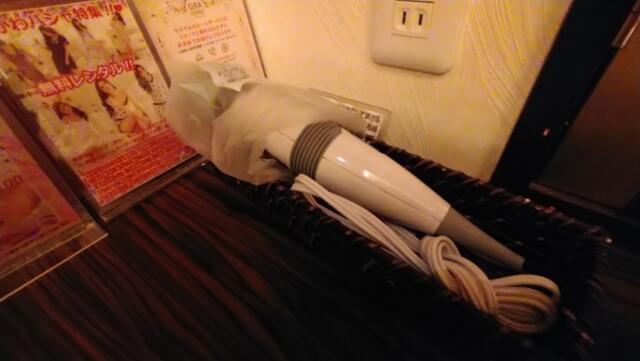 HOTEL GRASSINO URBAN RESORT(立川市/ラブホテル)の写真『211号室　ベッドルーム、枕元にあるハンディマッサージ機』by どらねこどらどら