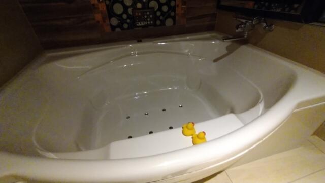HOTEL GRASSINO URBAN RESORT(立川市/ラブホテル)の写真『211号室　浴室浴槽、ブロアバス、レインボーバス装備』by どらねこどらどら