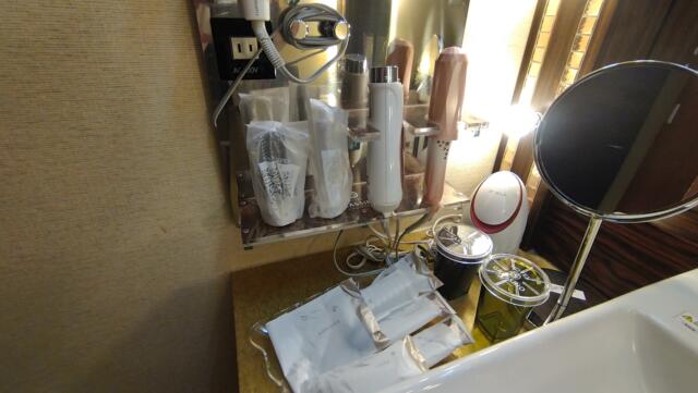 HOTEL GRASSINO URBAN RESORT(立川市/ラブホテル)の写真『211号室　化粧台、アメニティやドライヤー、美顔器？など充実』by どらねこどらどら
