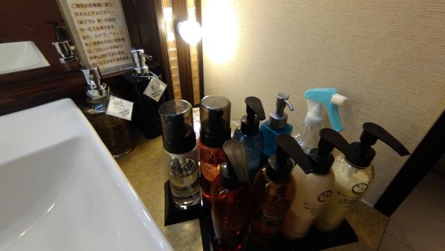 HOTEL GRASSINO URBAN RESORT(立川市/ラブホテル)の写真『211号室　化粧台、ハンドソープ、マウスウォッシュ、化粧水など豊富な品揃え』by どらねこどらどら