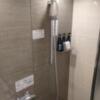 HOTEL KARUTA 赤坂(港区/ラブホテル)の写真『601号室（浴室奥からシャワー部分。スライド固定式ヘッドは壁向き）』by 格付屋