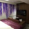 HOTEL KARUTA 赤坂(港区/ラブホテル)の写真『601号室（部屋奥から入口横方向）』by 格付屋