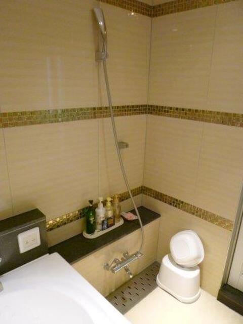 HOTEL REFRAIN(リフレイン)(豊島区/ラブホテル)の写真『402号室（浴室奥からシャワー部分。壁向きヘッド）』by 格付屋