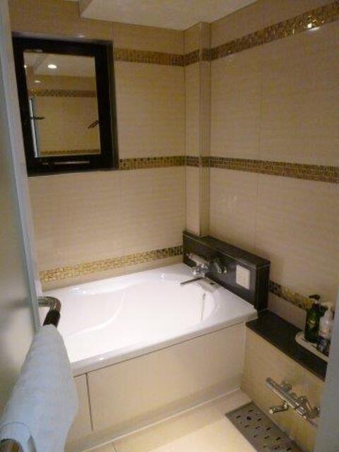 HOTEL REFRAIN(リフレイン)(豊島区/ラブホテル)の写真『402号室（浴室入口から）』by 格付屋