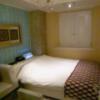 HOTEL REFRAIN(リフレイン)(豊島区/ラブホテル)の写真『402号室（入口から部屋奥方向）』by 格付屋