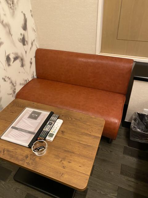 HOTEL R&N（レストアンドネスト）(蕨市/ラブホテル)の写真『203号室(ソファ、テーブル)』by こねほ