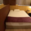 ホテル 小山 (KOYAMA）(新宿区/ラブホテル)の写真『204号室　ベッド　掛け布団はありません。全照明でこのくらいの明るさ。』by angler
