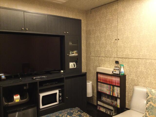 ホテル U(文京区/ラブホテル)の写真『203号室 ベッド右サイドから見た室内』by ACB48