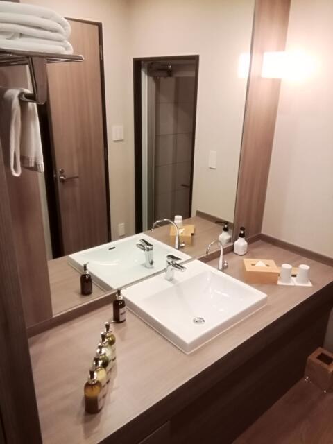 HOTEL現代楽園　大和店(大和市/ラブホテル)の写真『43号室、洗面所です。(21,6)』by キジ