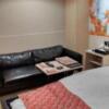 HOTEL LOTUS 池袋店(ロータス)(豊島区/ラブホテル)の写真『404号室 ベッド側からソファー』by エロスケ魔神