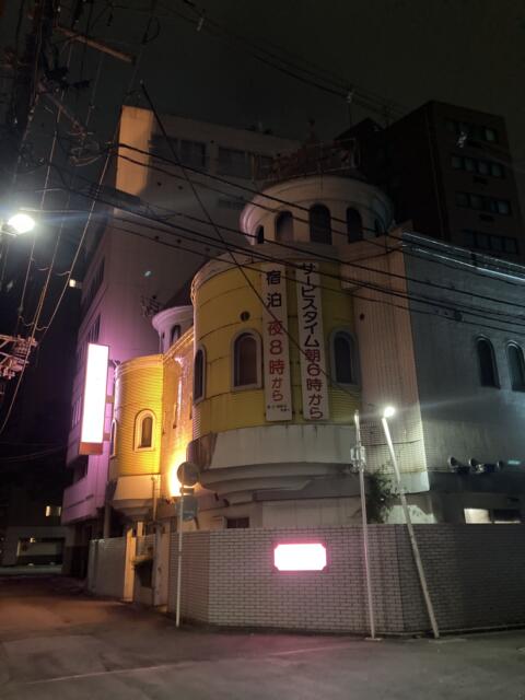 ホテル レモンティ(仙台市青葉区/ラブホテル)の写真『夜の外観』by まさおJリーグカレーよ