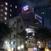 ホテルナナ(仙台市青葉区/ラブホテル)の写真『夜の外観』by まさおJリーグカレーよ