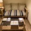 AROMA BOWERY(アロマバワリー)(横浜市中区/ラブホテル)の写真『403号室、寝室内ベッド横のソファー』by 天竺いとう