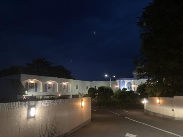 ホテル ホワイトハウス(那須町/ラブホテル)の写真『夜の外観』by まさおJリーグカレーよ