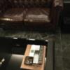 Hotel Queen(クィーン)(豊島区/ラブホテル)の写真『405号室 テーブルとソファ(床が大理石調になってます)』by ACB48