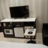 ホテルマーブル(品川区/ラブホテル)の写真『302号室　テレビ台とテーブル』by beat takeshi