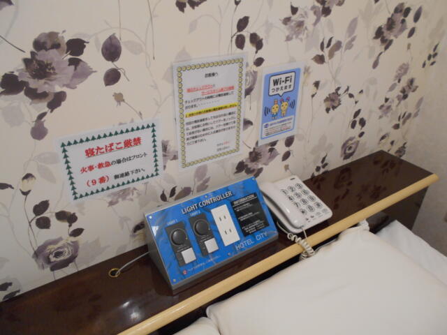 ホテルシティ(立川市/ラブホテル)の写真『206号室、枕元のコントロールパネル、電話など』by もんが～