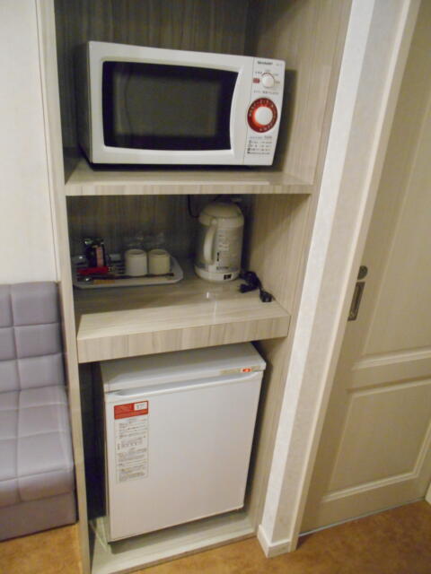 ホテルシティ(立川市/ラブホテル)の写真『206号室、電子レンジ、お茶セット、冷蔵庫』by もんが～