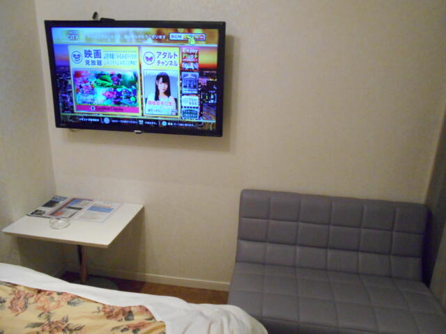 ホテルシティ(立川市/ラブホテル)の写真『206号室、テレビ、テーブルとソファー』by もんが～